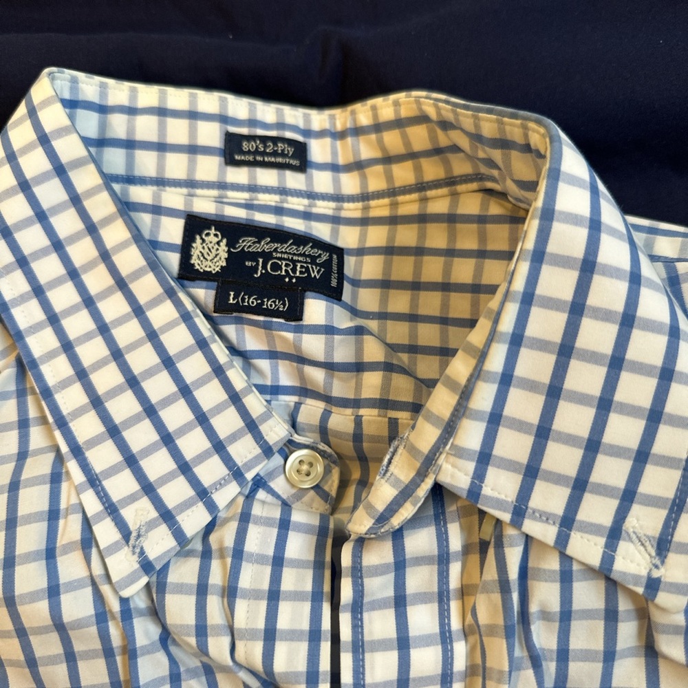 Camisa blanca con cuadros azules